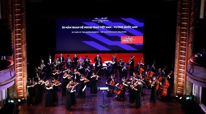 Giao lưu nghệ thuật kỷ niệm 50 năm thiết lập quan hệ ngoại giao giữa Việt Nam và Vương quốc Anh Giao lưu nghệ thuật kỷ niệm 50 năm thiết lập quan hệ ngoại giao Việt Nam-Vương quốc Anh