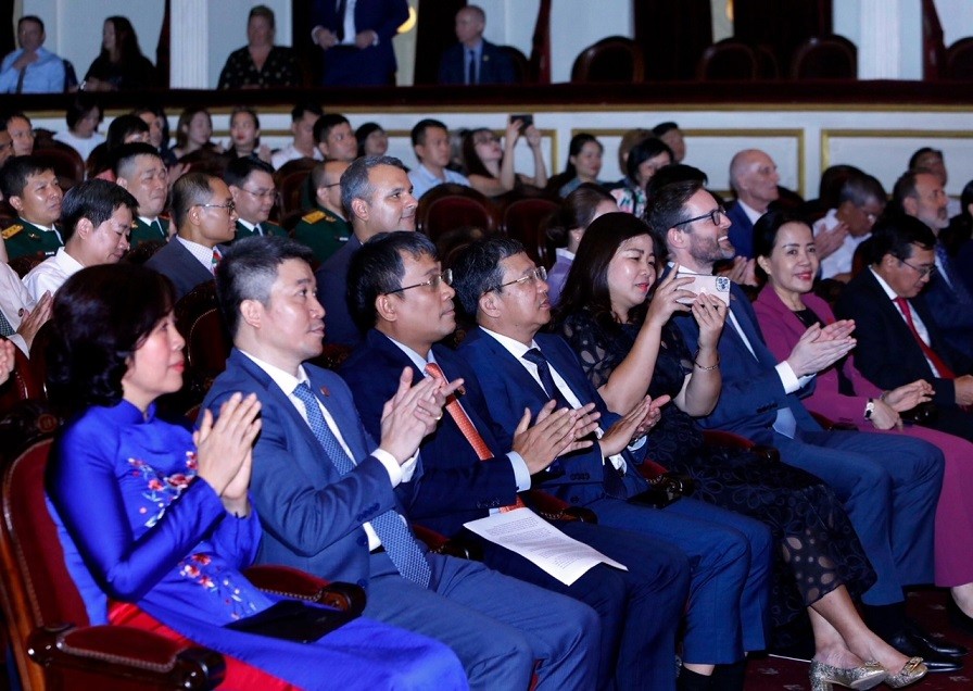 Giao lưu nghệ thuật kỷ niệm 50 năm thiết lập quan hệ ngoại giao giữa Việt Nam và Vương quốc Anh Giao lưu nghệ thuật kỷ niệm 50 năm thiết lập quan hệ ngoại giao Việt Nam-Vương quốc Anh