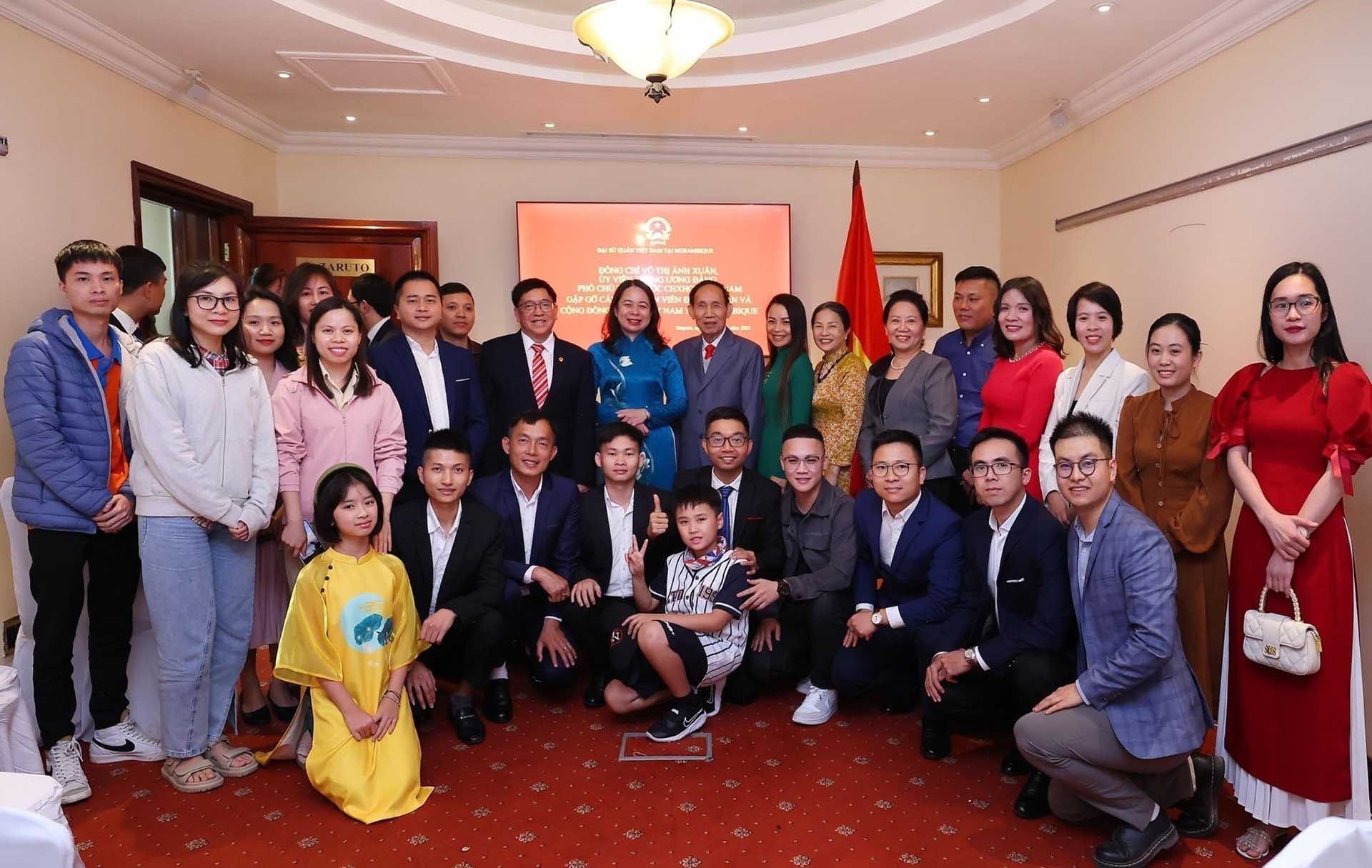 Phó Chủ tịch nước Võ Thị Ánh Xuân với cán bộ, nhân viên Đại sứ quán, đại diện cộng đồng người Việt Nam tại Mozambique. (Nguồn: TTXVN) Phó Chủ tịch nước Võ Thị Ánh Xuân với cán bộ, nhân viên Đại sứ quán, đại diện cộng đồng người Việt Nam tại Mozambique. (Nguồn: TTXVN)