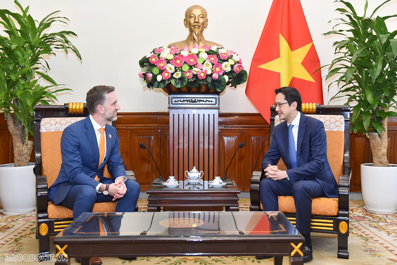 Thứ trưởng Ngoại giao Đỗ Hùng Việt tiếp tân Trưởng Đại diện Quỹ Dân số Liên hợp quốc (UNFPA) tại Việt Nam trình Thư Ủy nhiệm