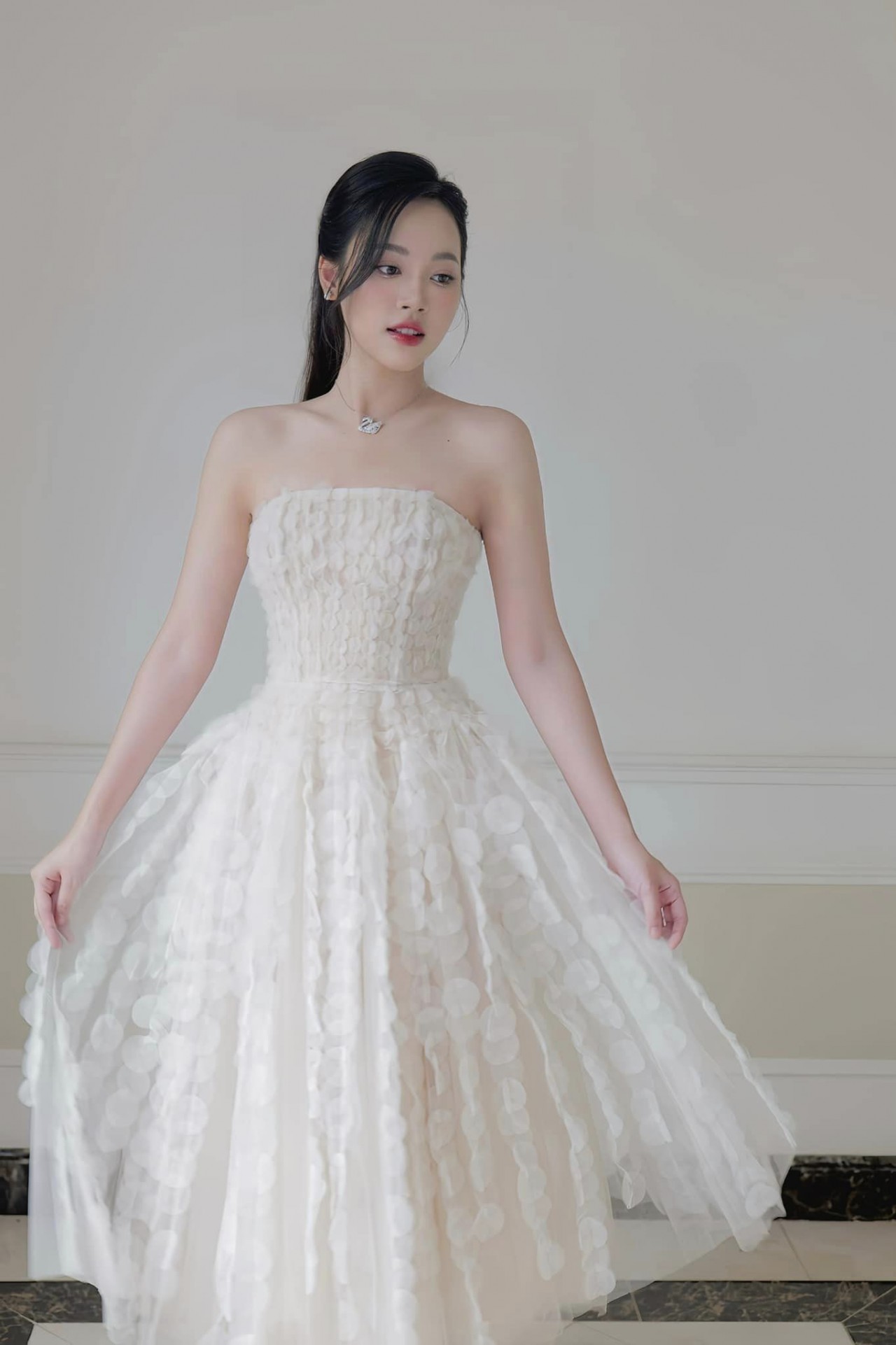 Trịnh Thùy Linh xinh đẹp, gợi cảm tuổi 21