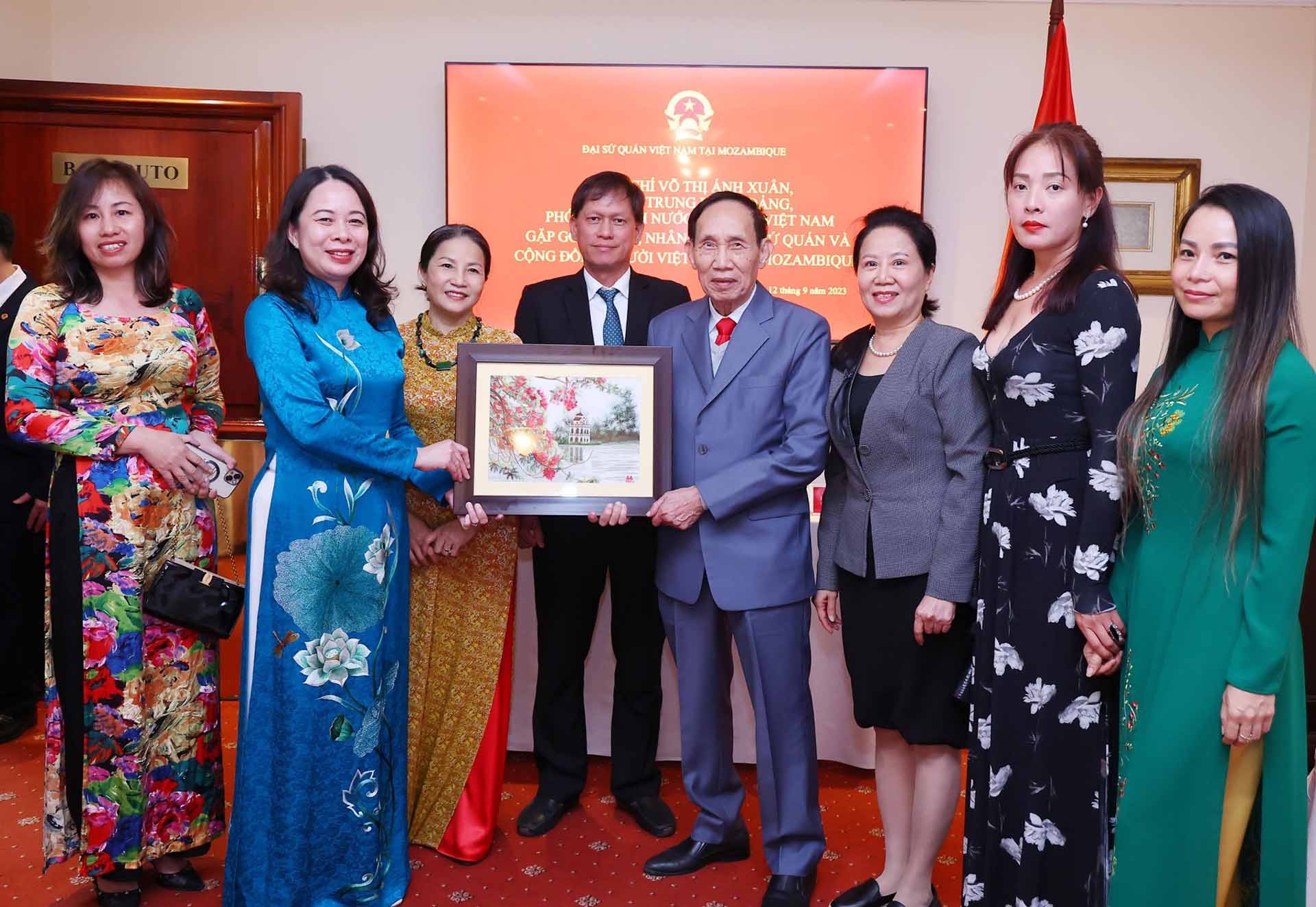 Phó Chủ tịch nước Võ Thị Ánh Xuân tặng quà cộng đồng người Việt Nam tại Mozambique. (Nguồn: TTXVN) Phó Chủ tịch nước Võ Thị Ánh Xuân tặng quà cộng đồng người Việt Nam tại Mozambique. (Nguồn: TTXVN)