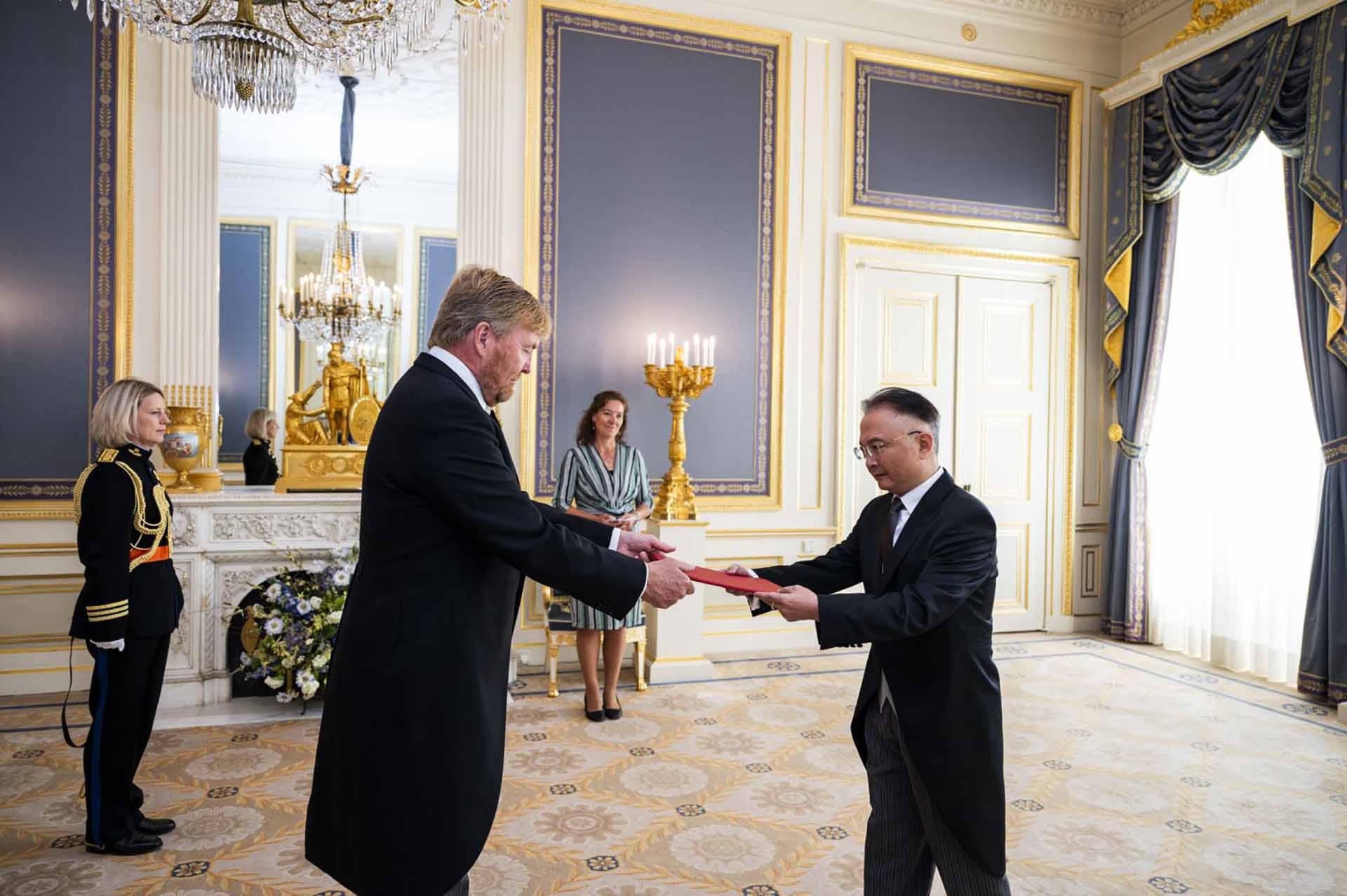 Đại sứ Ngô Hướng Nam trình Thư ủy nhiệm lên Nhà vua Hà Lan