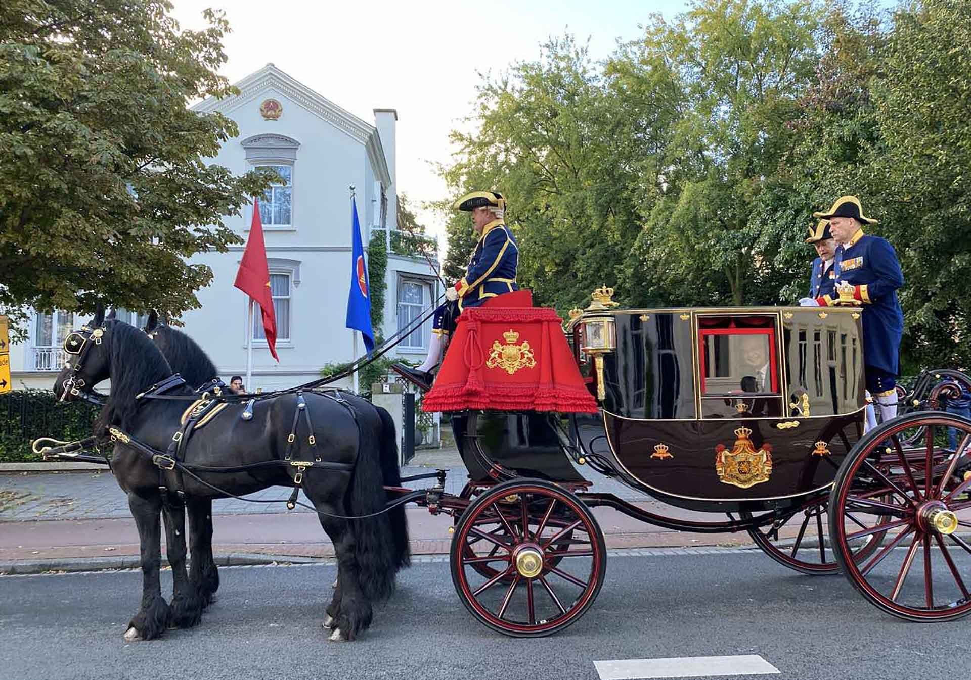 Đại sứ Ngô Hướng Nam trình Thư ủy nhiệm lên Nhà vua Hà Lan