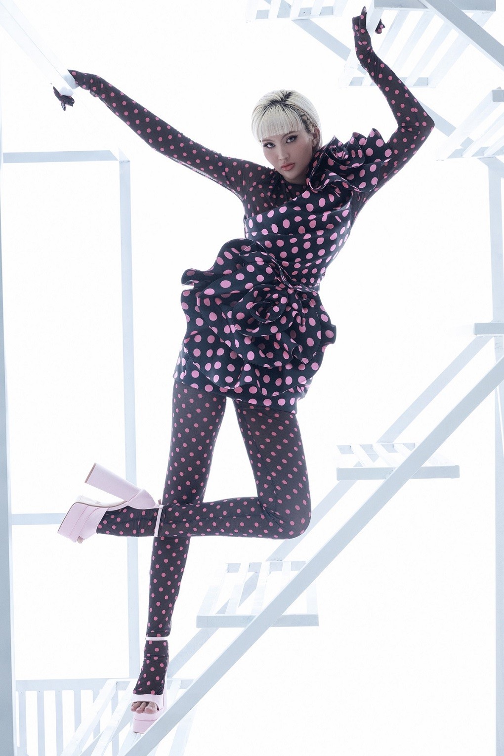 Ngắm siêu mẫu Thanh Hằng và dàn người đẹp đáng yêu trong bộ ảnh thời trang tông hồng ngọt ngào