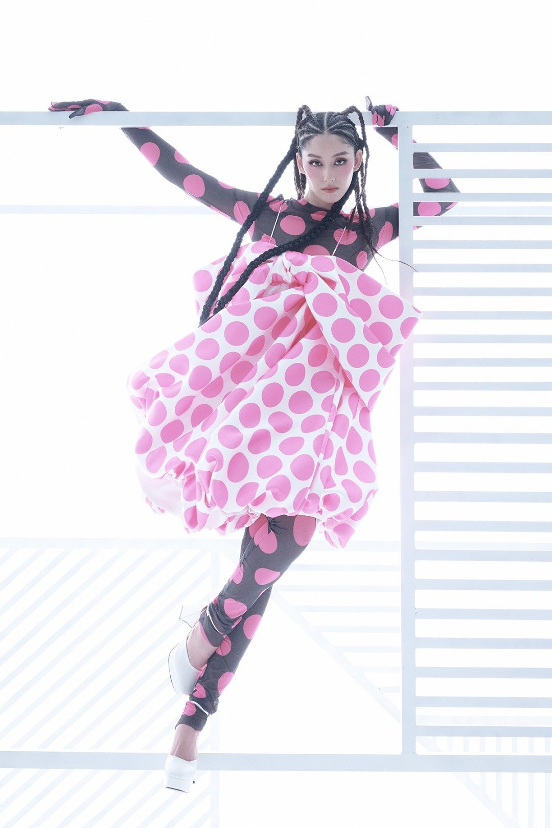 Ngắm siêu mẫu Thanh Hằng và dàn người đẹp đáng yêu trong bộ ảnh thời trang tông hồng ngọt ngào