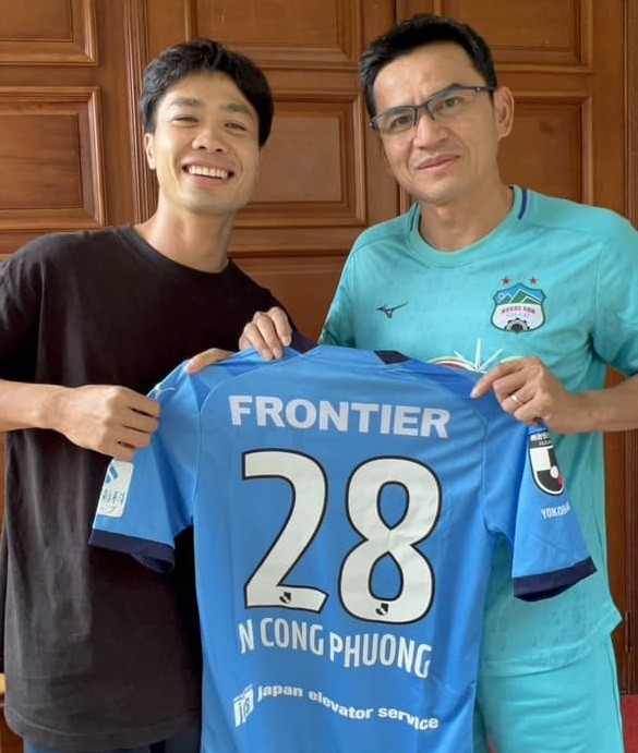 Trước khi lên đường sang Nhật Bản, Công Phượng trở lại thăm CLB Hoàng Anh Gia Lai và HLV Kiatisuk