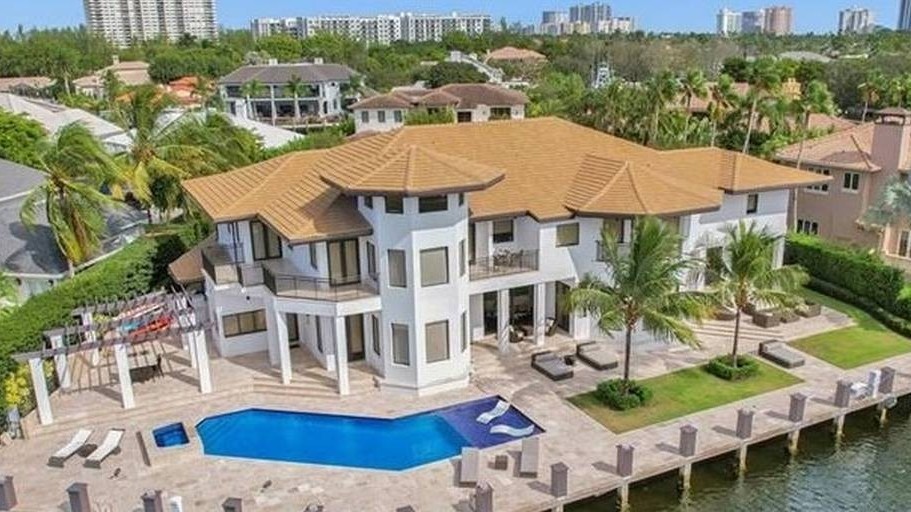 gia dinh lionel messi mua can nha tien nghi vi tri ven song