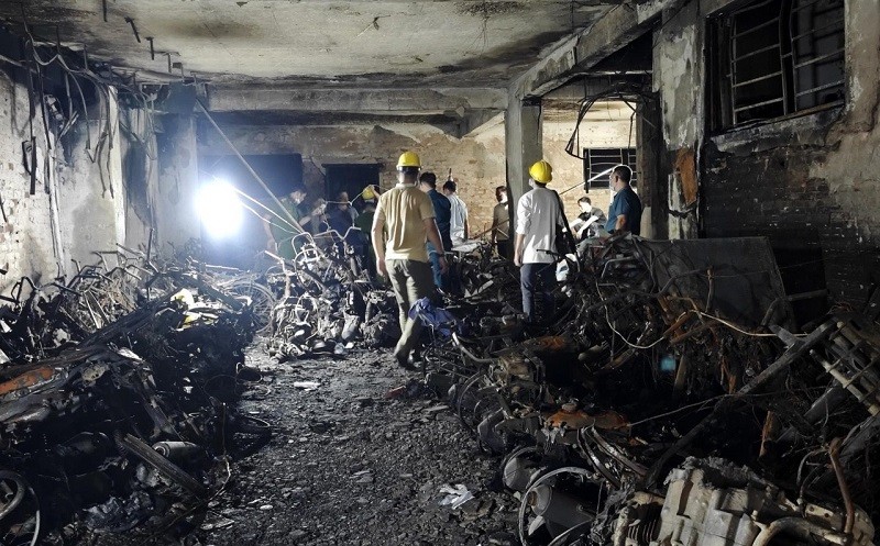 Hiện trường vụ cháy ại số nhà 37 ngách 29/70 phố Khương Hạ, phường Khương Đình, quận Thanh Xuân đêm 12/9. Hiện trường vụ cháy ại số nhà 37 ngách 29/70 phố Khương Hạ, phường Khương Đình, quận Thanh Xuân đêm 12/9.