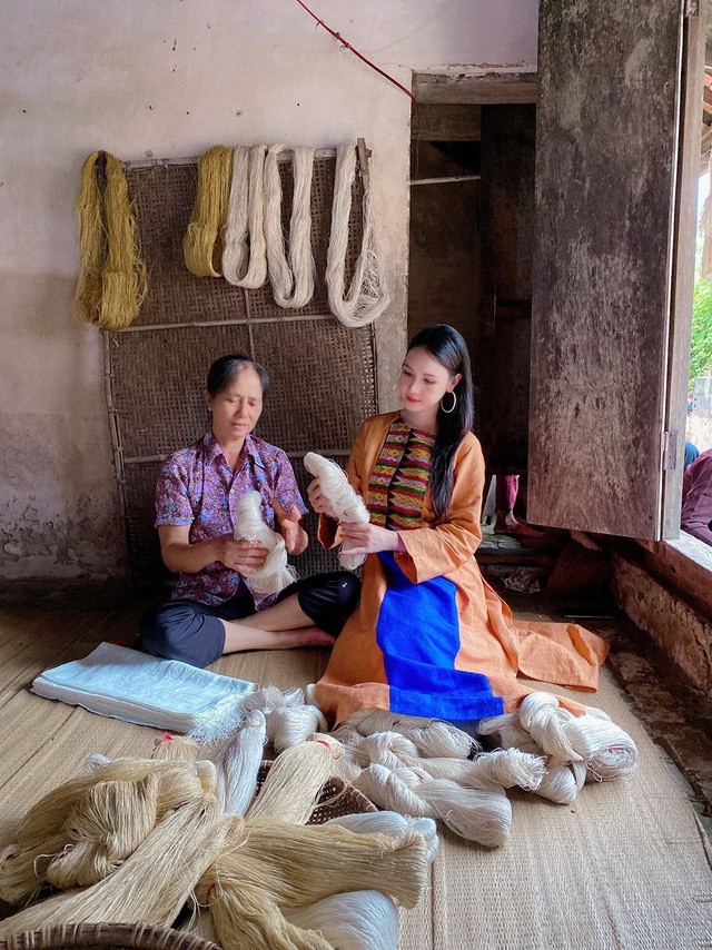 Á hậu Anh Sa lan tỏa vẻ đẹp văn hóa nghề dệt lụa Việt Nam Á hậu Anh Sa lan tỏa vẻ đẹp văn hóa nghề dệt lụa Việt Nam