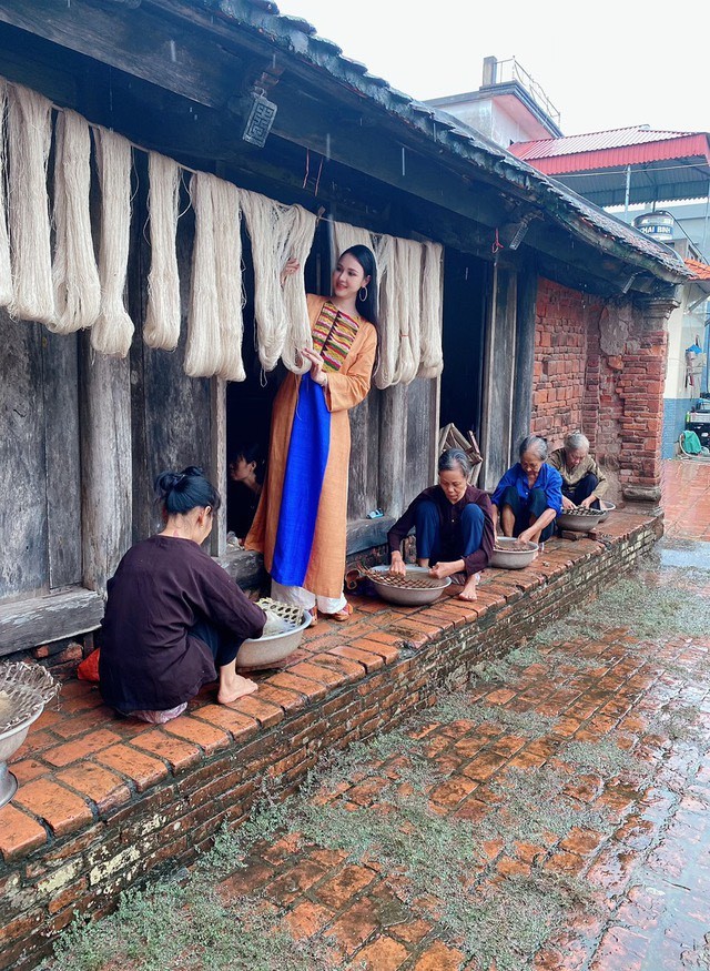 Á hậu Anh Sa lan tỏa vẻ đẹp văn hóa nghề dệt lụa Việt Nam Á hậu Anh Sa lan tỏa vẻ đẹp văn hóa nghề dệt lụa Việt Nam
