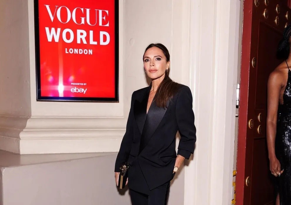 Victoria Beckham chọn trang phục tuxedo dự sự kiện thời trang Vogue World Show Victoria Beckham chọn trang phục tuxedo dự sự kiện thời trang Vogue World Show