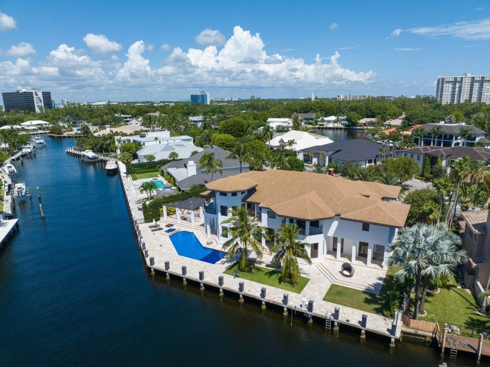 Biệt thự rộng 3.200 m2, gồm 8 phòng ngủ, 9 phòng tắm, bể bơi cùng gara rộng rãi.