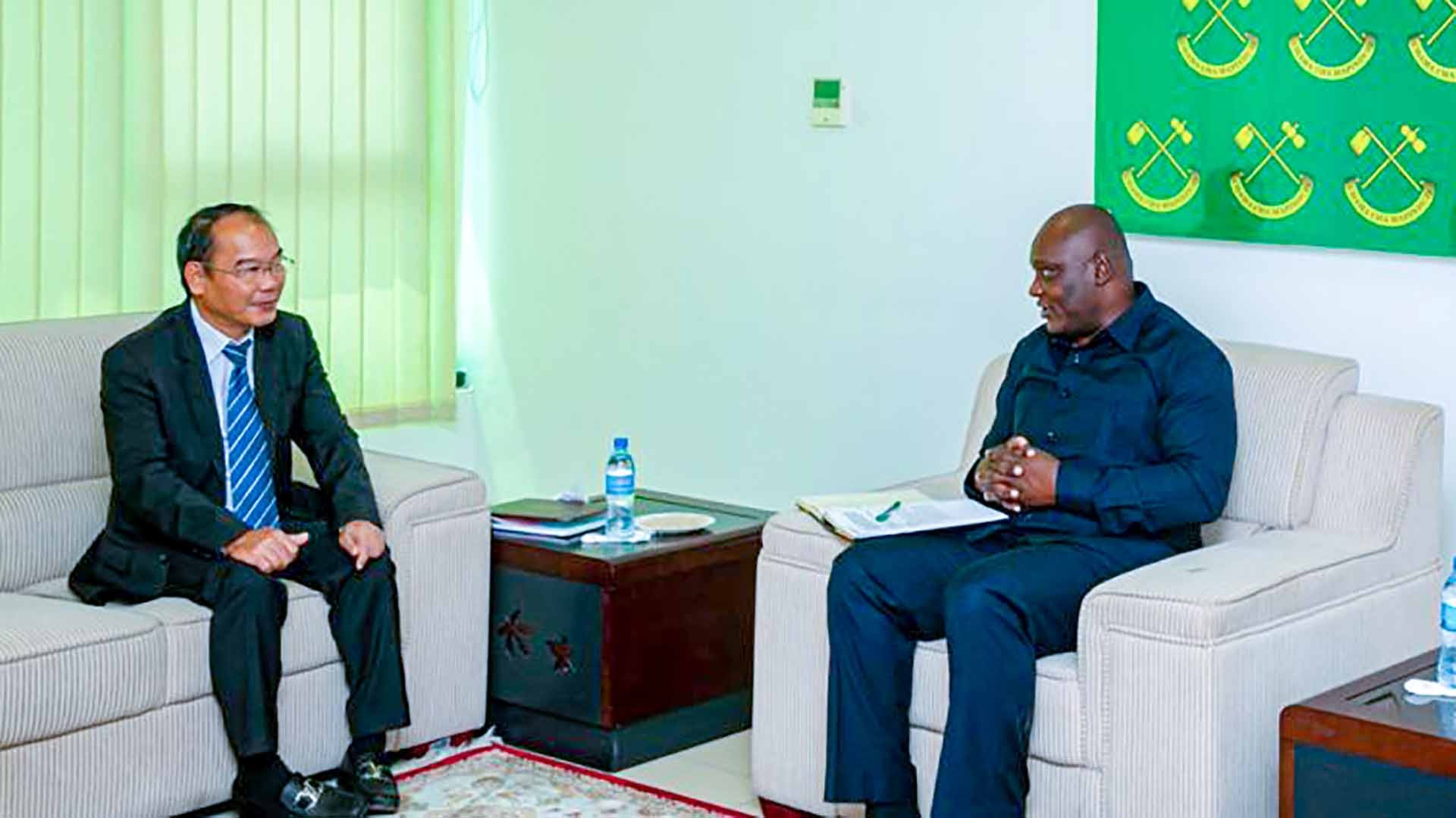 Đại sứ Nguyễn Nam Tiến đến chào từ biệt ông Daniel Chongolo Tổng thư ký Đảng cầm quyền Chama Cha Mapinduzi (CCM).