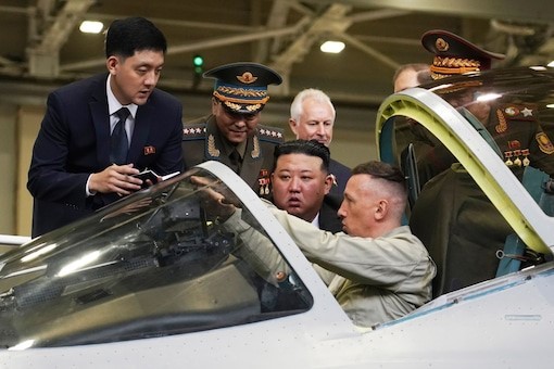 Nhà lãnh đạo Triều Tiên Kim Jong Un đánh giá công nghệ hàng không Nga 'vượt xa các mối đe dọa tiềm tàng bên ngoài'. (Nguồn: AP) Nhà lãnh đạo Triều Tiên Kim Jong Un đánh giá công nghệ hàng không Nga 'vượt xa các mối đe dọa tiềm tàng bên ngoài'. (Nguồn: AP)