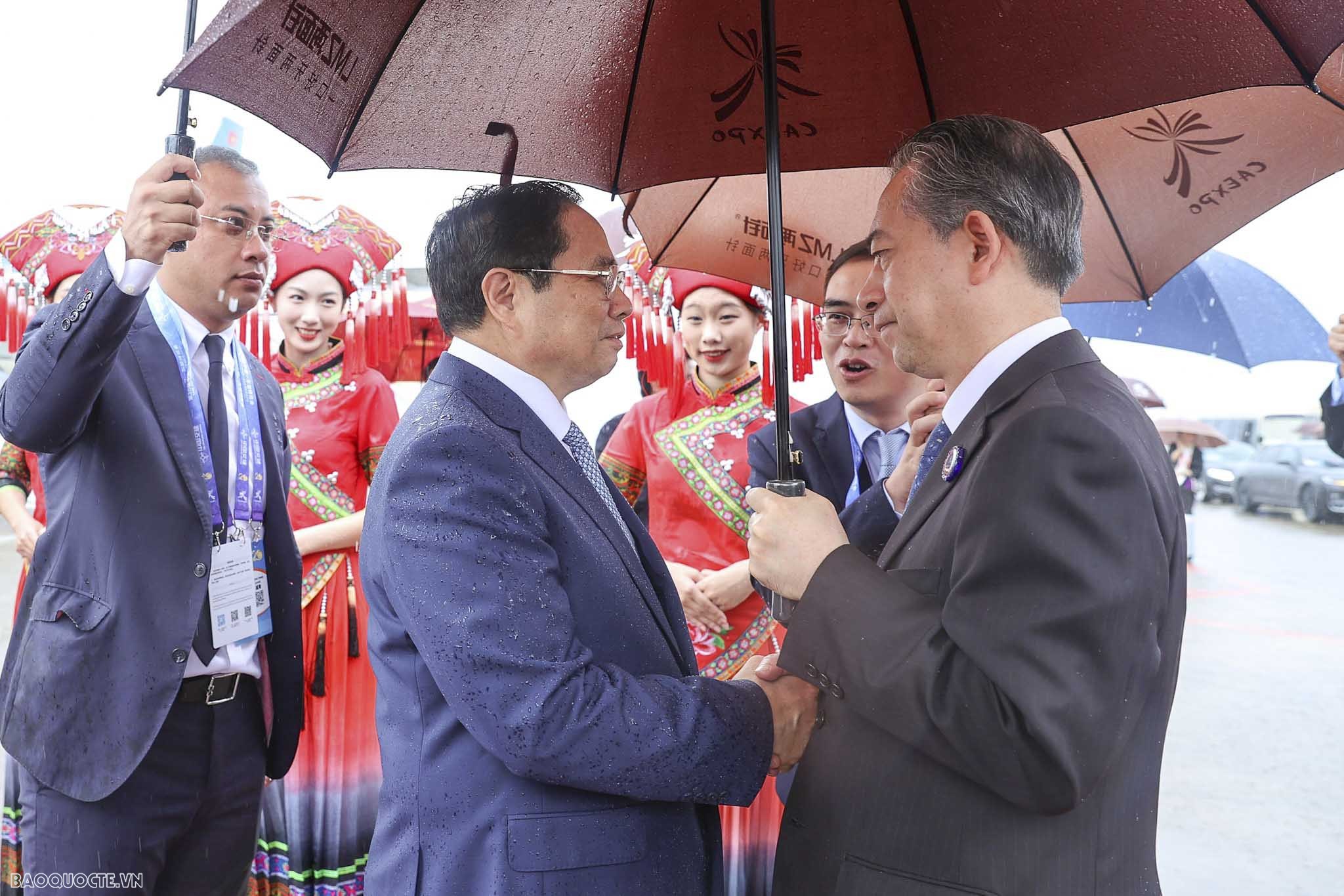 Thủ tướng Phạm Minh Chính đến Nam Ninh, bắt đầu chuỗi các hoạt động tham dự CAEXPO tại Trung Quốc