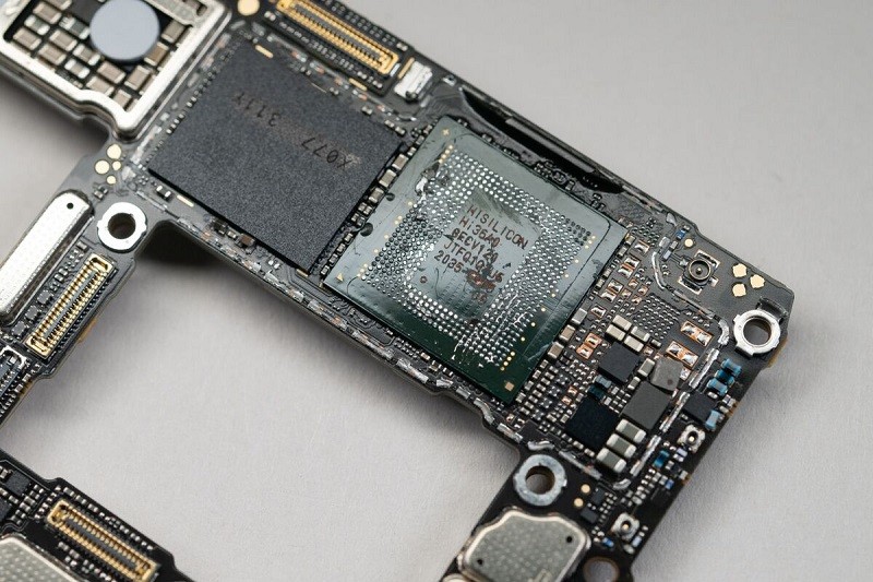 Mate 60 Pro sử dụng chip tên mã Kirin 9000s do SMIC sản xuất và linh kiện bộ nhớ từ SK Hynix. Mate 60 Pro sử dụng chip tên mã Kirin 9000s do SMIC sản xuất và linh kiện bộ nhớ từ SK Hynix.