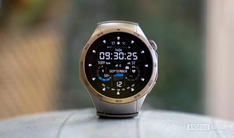 Phiên bản 46mm có ngoại hình cứng cáp hơn với thiết kế hình bát giác. Phiên bản 46mm có ngoại hình cứng cáp hơn với thiết kế hình bát giác.