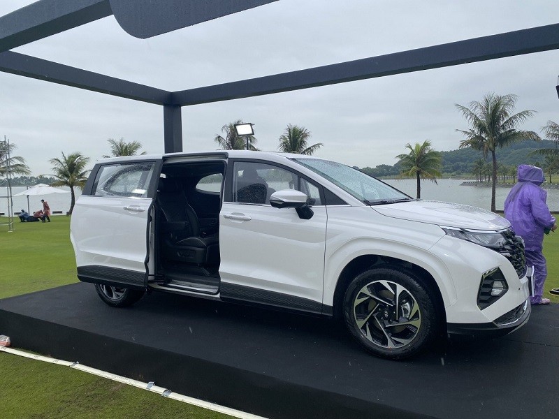 Hyundai Custin sở hữu cửa trượt tự động ở hai bên.