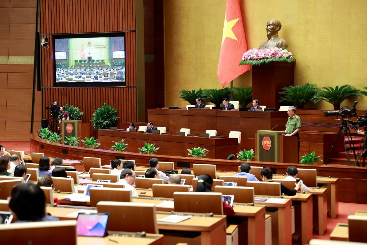 Sáng 24/6/2023, Quốc hội họp phiên toàn thể tại hội trường để biểu quyết thông qua Luật sửa đổi, bổ sung một số điều của Luật Xuất cảnh, nhập cảnh của công dân Việt Nam và Luật Nhập cảnh, xuất cảnh, quá cảnh, cư trú của người nước ngoài tại Việt Nam và thảo luận ở hội trường về dự án Luật Lực lượng tham gia bảo vệ an ninh, trật tự ở cơ sở. (Nguồn: TTXVN) Sáng 24/6/2023, Quốc hội họp phiên toàn thể tại hội trường để biểu quyết thông qua Luật sửa đổi, bổ sung một số điều của Luật Xuất cảnh, nhập cảnh của công dân Việt Nam và Luật Nhập cảnh, xuất cảnh, quá cảnh, cư trú của người nước ngoài tại Việt Nam và thảo luận ở hội trường về dự án Luật Lực lượng tham gia bảo vệ an ninh, trật tự ở cơ sở. (Nguồn: TTXVN)