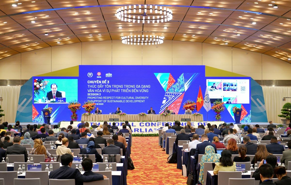 Đại biểu Quốc hội Bùi Hoài Sơn trình bày tham luận tại Hội nghị Nghị sĩ trẻ toàn cầu lần thứ 9. (Ảnh: TC) Đại biểu Quốc hội Bùi Hoài Sơn trình bày tham luận tại Hội nghị Nghị sĩ trẻ toàn cầu lần thứ 9. (Ảnh: TC)