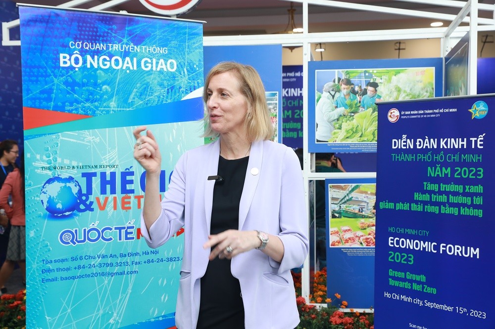 (09.18) Tổng Lãnh sự Hoa Kỳ tại Việt Nam Susan Burns trả lời Báo Thế giới & Việt Nam bên lề Diễn đàn Kinh tế TPHCM. (Ảnh: Bến Thành) (09.18) Tổng Lãnh sự Hoa Kỳ tại Việt Nam Susan Burns trả lời Báo Thế giới & Việt Nam bên lề Diễn đàn Kinh tế TPHCM. (Ảnh: Bến Thành)