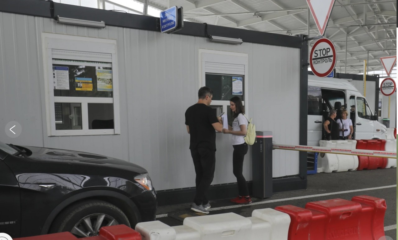 Ba Lan bắt đầu cấm ô tô mang biển số Nga