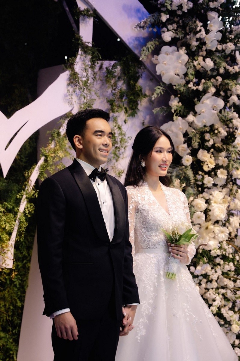 Tối 17/9, Á hậu Phương Anh làm đám cưới với doanh nhân Đắc Đức tại TP. Hồ Chí Minh. 6 tháng trước đám cưới, cô dâu chú rể thảo luận với ê kíp về ý tưởng trang trí.