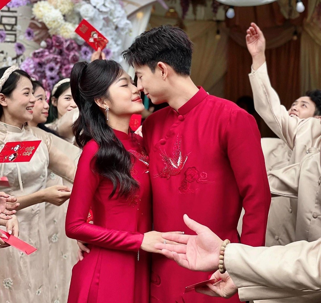 Vận động viên cầu lông Phạm Hồng Nam và Thu Anh làm lễ ăn hỏi hôm 16/9. Cặp trai tài gái sắc sẽ tổ chức đám cưới vào ngày 24/9 tại Hà Nội.