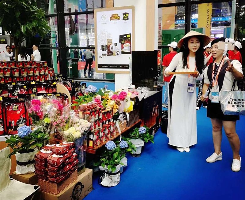 Gian hàng Trung Nguyên Legend với hệ sản phẩm cà phê năng lượng đậm đà bản sắc Việt Nam tạo ấn tượng đặc biệt với đông đảo doanh nghiệp, đối tác, khách hàng quốc tế tại triển lãm CAEXPO 2023. Gian hàng Trung Nguyên Legend với hệ sản phẩm cà phê năng lượng đậm đà bản sắc Việt Nam tạo ấn tượng đặc biệt với đông đảo doanh nghiệp, đối tác, khách hàng quốc tế tại triển lãm CAEXPO 2023.