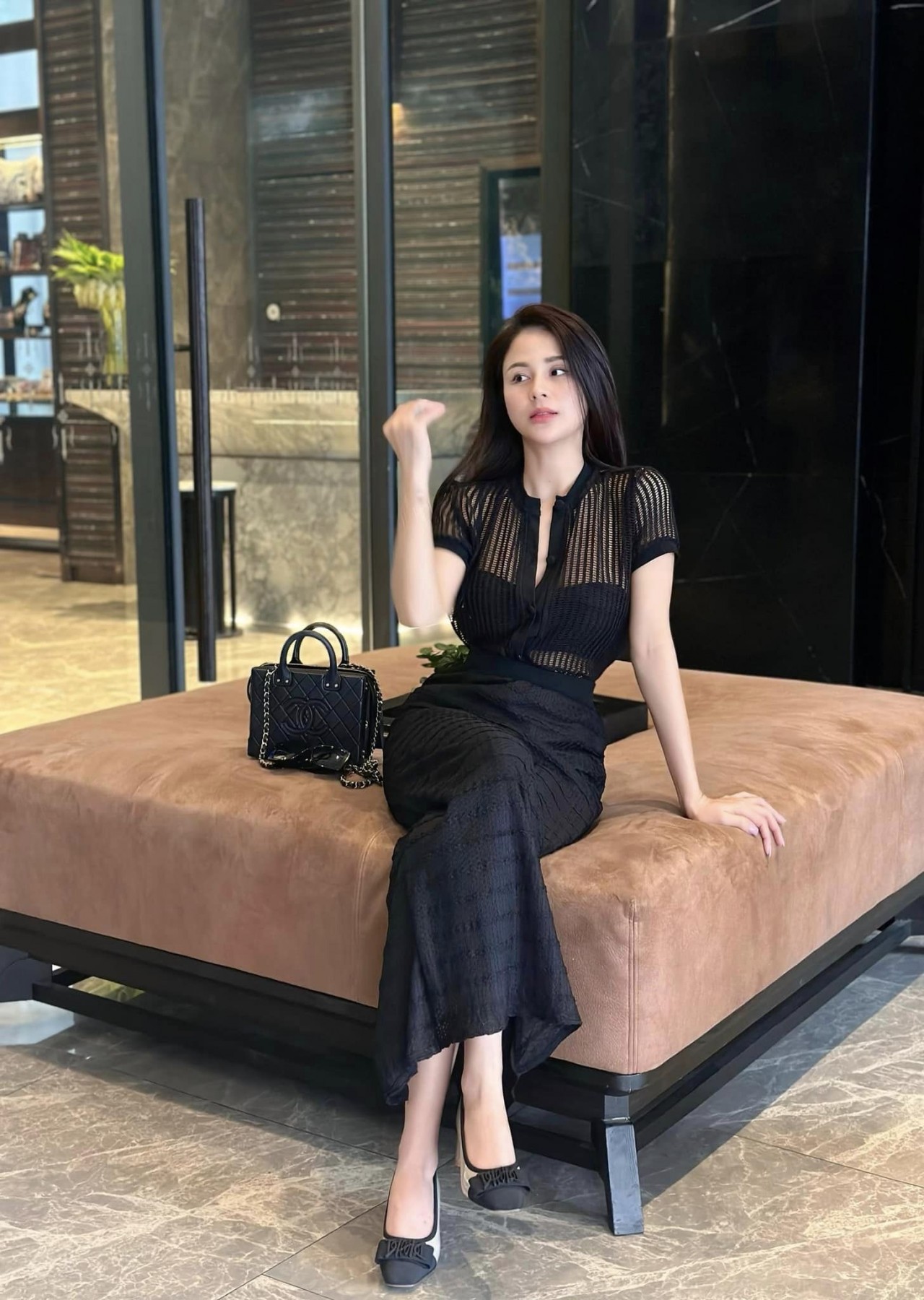 Sao Việt: Lan Phương tình tứ bên chồng Tây