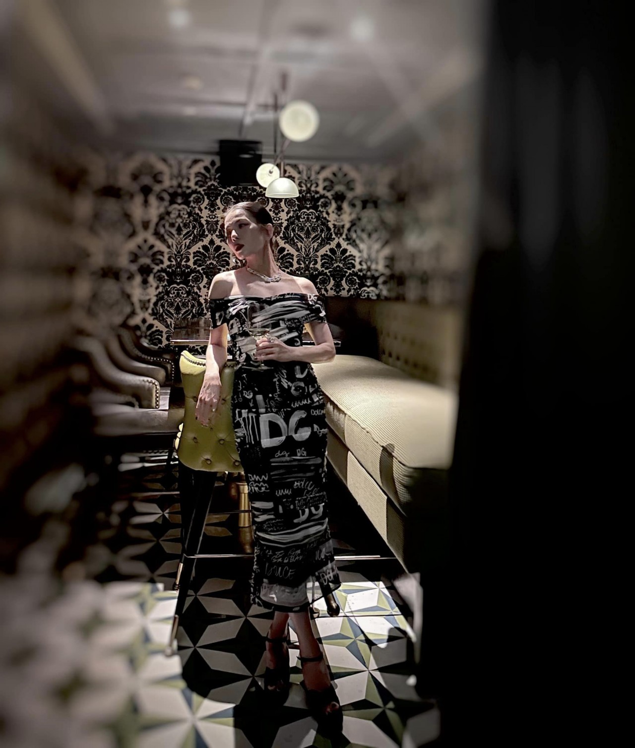 Sao Việt: Lan Phương tình tứ bên chồng Tây