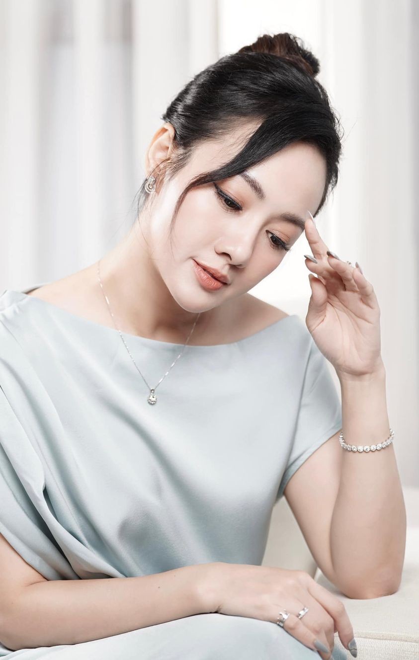 Sao Việt: Lan Phương tình tứ bên chồng Tây