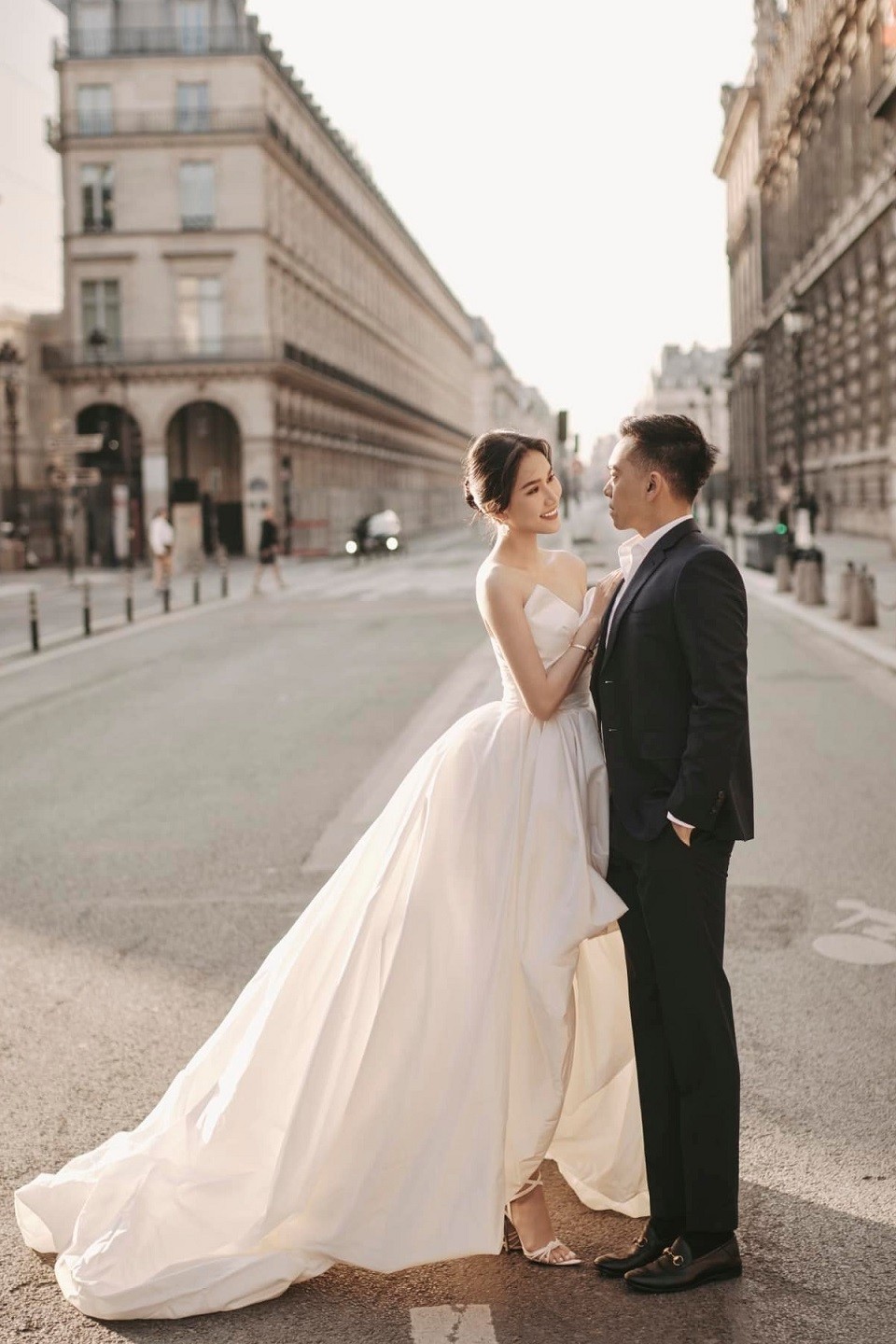 3 ngày sau tiệc báo hỷ, Á hậu Phương Anh chia sẻ ảnh cưới của cô và chồng Đắc Đức chụp tại Paris. Á hậu mặc đầm của NTK Lê Thanh Hòa, còn chồng cô diện suit đen lịch lãm.