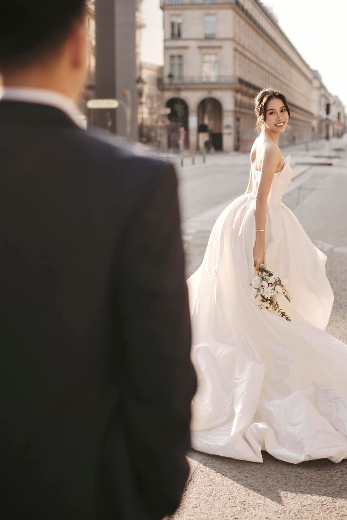 Hồi tháng 4, Phương Anh được chồng cầu hôn tại 1 sự kiện thời trang ở Phú Quốc, Kiên Giang. Phương Anh nói, cả 2 quyết định về chung nhà khi thấy tình cảm đôi bên đủ lớn, bản thân ngày càng chín chắn. Cả 2 cho biết, điều họ trân quý nhất chính là tình cảm gia đình, sự yêu thương của người thân 2 bên. Đôi uyên ương hứa tôn trọng, sống chân thành bên nhau.