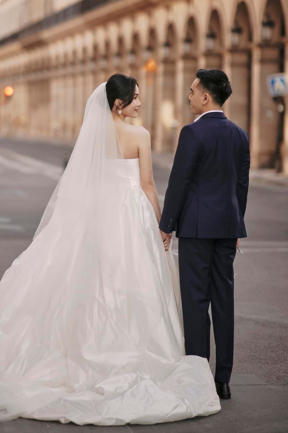 Đôi uyên ương trao nhau ánh nhìn trìu mến.