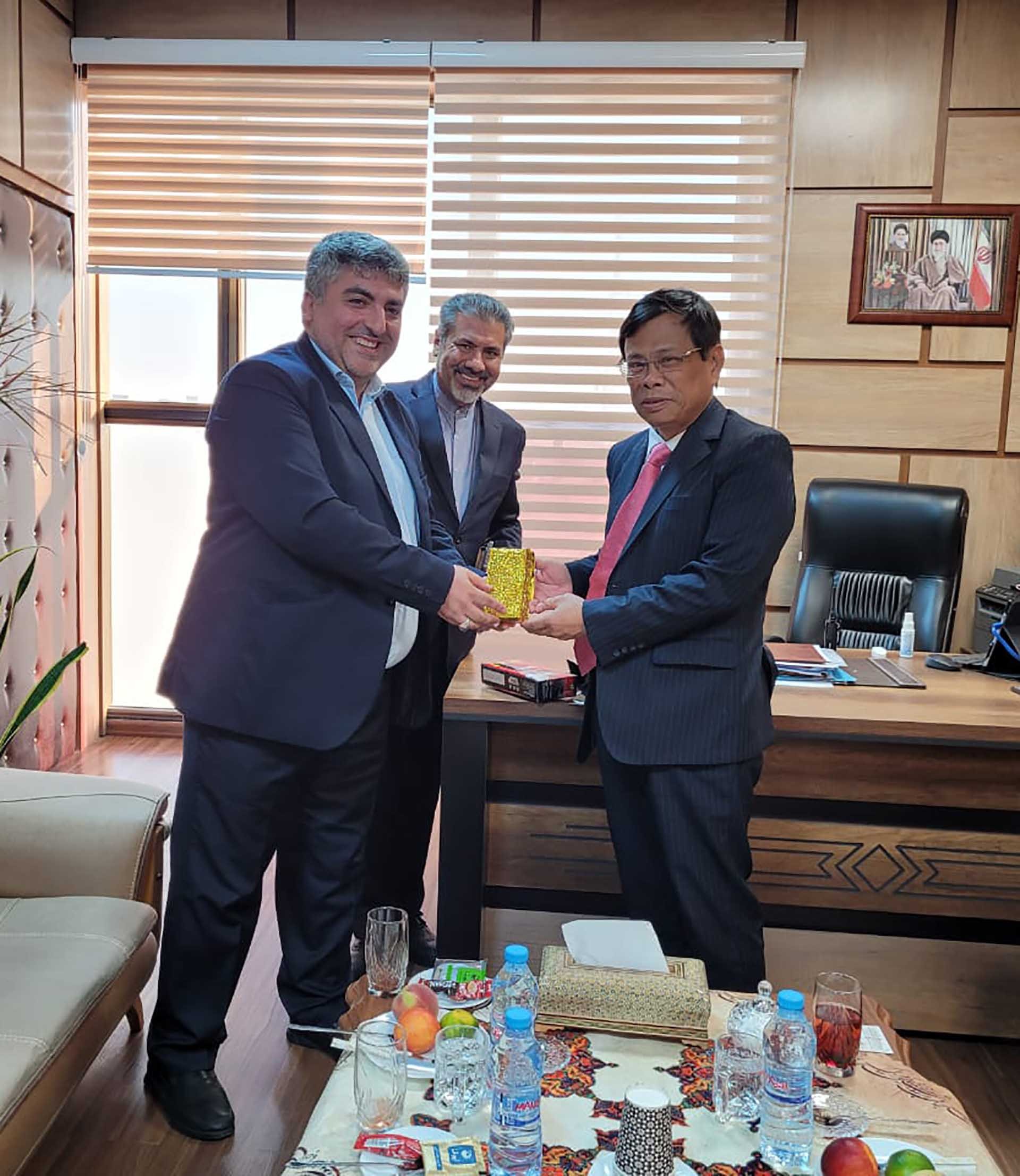 Đại sứ Lương Quốc Huy và Giám đốc triển lãm tỉnh Qazvin Ahmad Khorgami