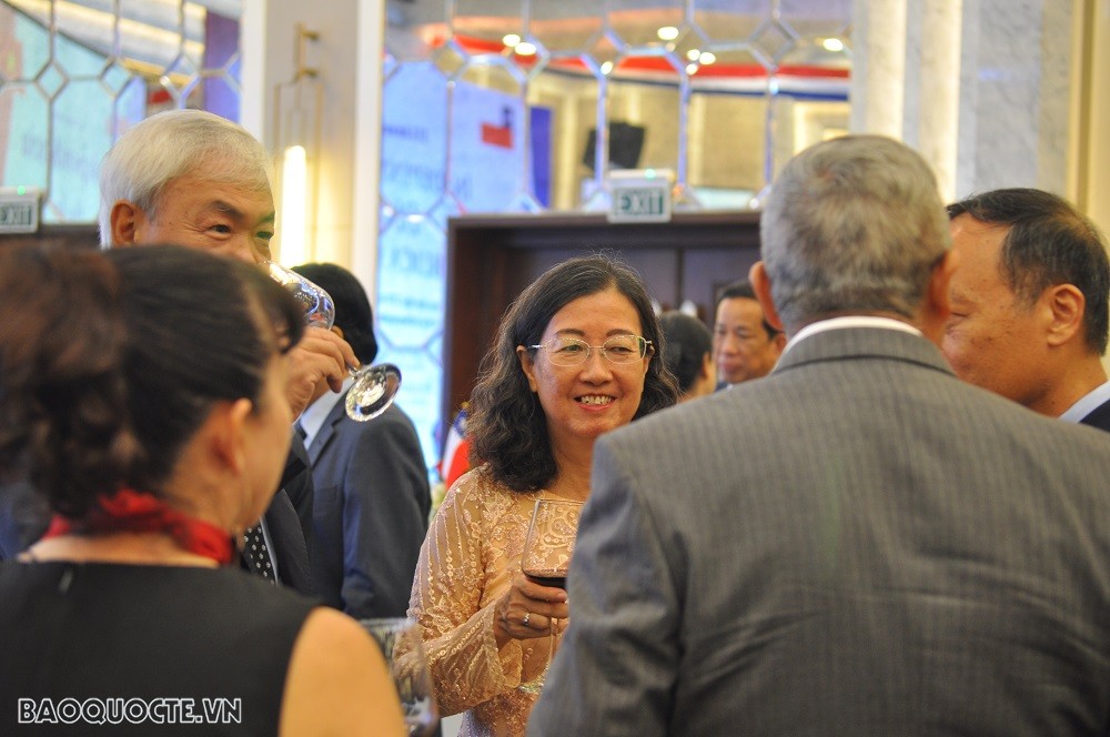 (09.21) Lễ kỷ niệm cũng là dịp để các đại biểu, bạn bè Việt Nam và Chile cùng nhau ôn lại những kỷ niệm về quan hệ hai nước - Ảnh: Cựu Đại sứ Việt Nam tại Chile Hà Thị Ngọc Hà tại buổi lễ. (Ảnh: Minh Quân)