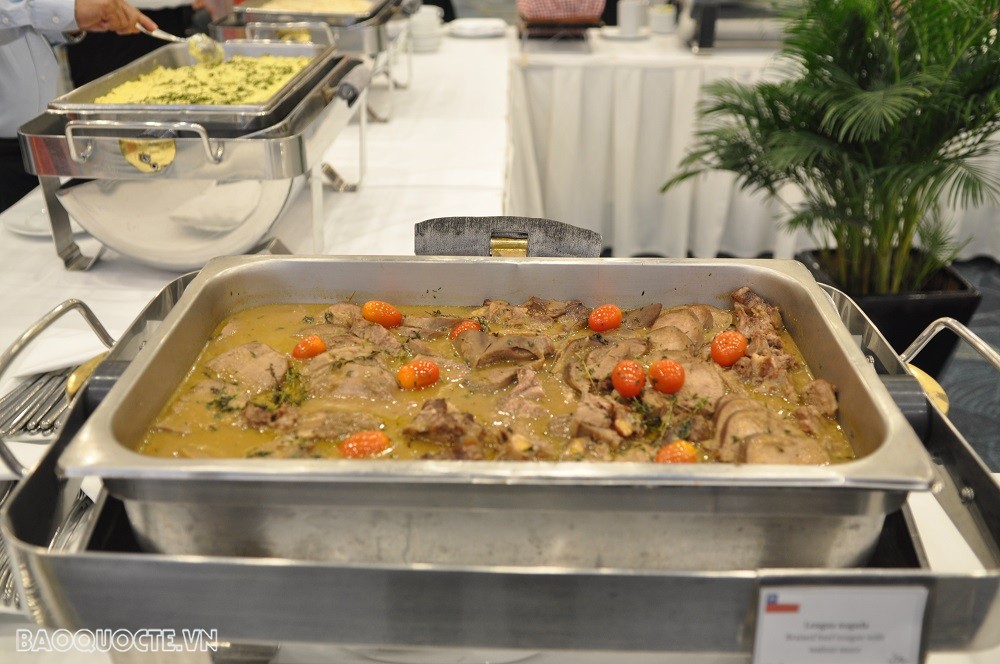 (09.21) Lễ kỷ niệm cũng là dịp để Chile giới thiệu nét văn hóa, ẩm thực đặc sắc tới bạn bè Việt Nam và quốc tế - Ảnh: Món Lengua Tostadas (Lưỡi bò hầm)... (Ảnh: Minh Quân)