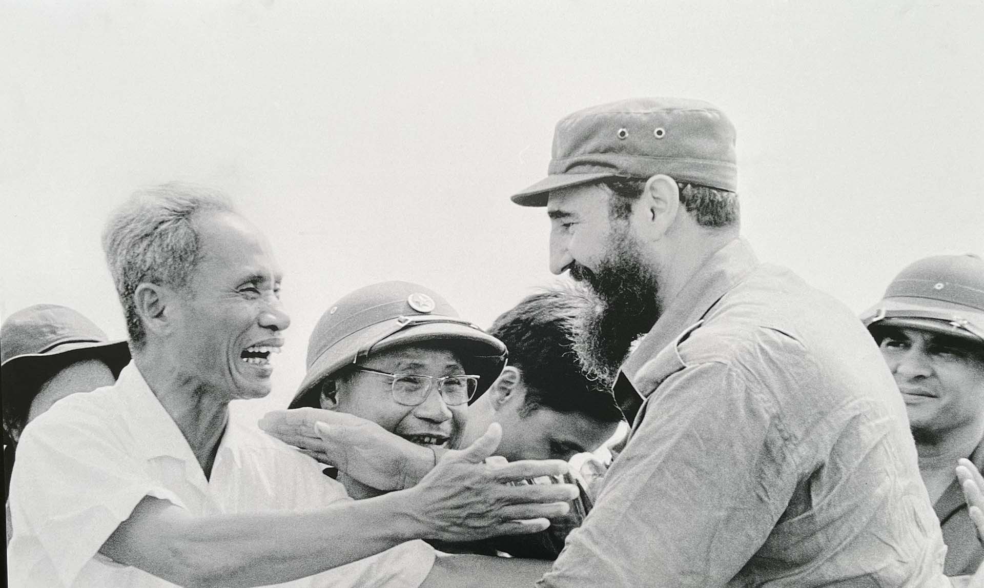 Thủ tướng Cuba Fidel Castro cùng Thủ tướng Phạm Văn Đồng trong cuộc mít tinh của nhân dân Quảng Trị chào mừng đoàn đại biểu Cuba  đến thăm vùng Giải phóng miền Nam Việt Nam, ngày 15/9/1973. (Nguồn: TTXVN)