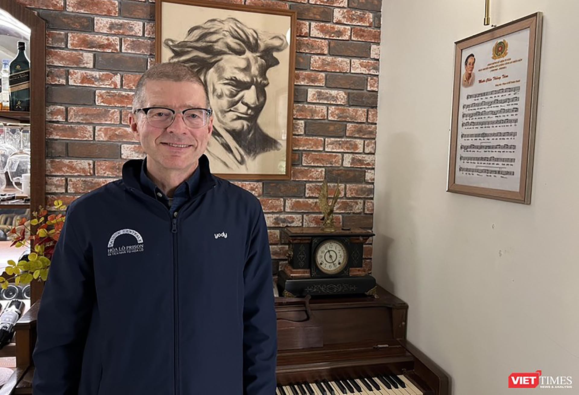 Anh Tom Wilber trong một lần thăm lại nhà ông Xuân Oanh tại phố Quán Sứ, năm 2023. (Nguồn: VietTimes) Anh Tom Wilber trong một lần thăm lại nhà ông Xuân Oanh tại phố Quán Sứ, năm 2023. (Nguồn: VietTimes)