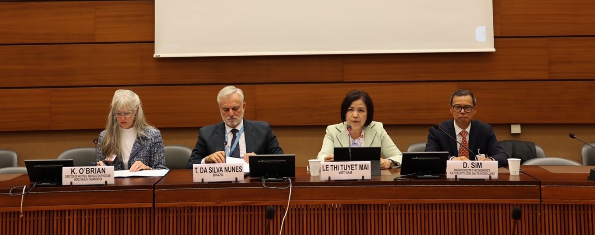 Đại sứ Lê Thị Tuyết Mai chủ trì Tọa đàm quốc tế với sự tham gia của các diễn giả của Brazil, Gavi và WHO, Geneva ngày 18/9. (Nguồn: TTXVN) Đại sứ Lê Thị Tuyết Mai chủ trì Tọa đàm quốc tế với sự tham gia của các diễn giả của Brazil, Gavi và WHO, Geneva ngày 18/9. (Nguồn: TTXVN)