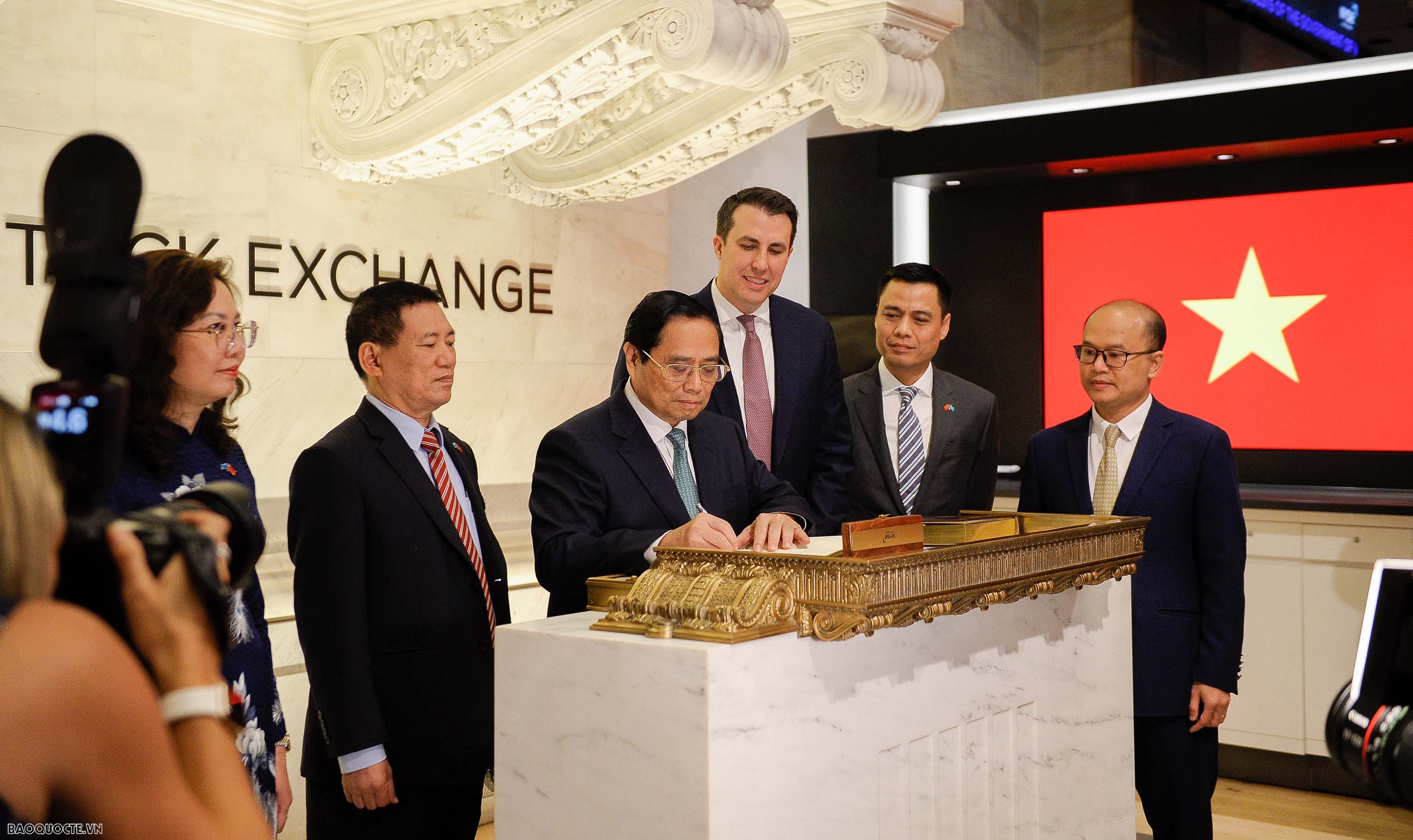 Thủ tướng Phạm Minh Chính rung chuông khai mạc phiên giao dịch tại Sàn Chứng khoán lớn nhất New York Thủ tướng Phạm Minh Chính rung chuông khai mạc phiên giao dịch tại sàn chứng khoán lớn nhất thế giới