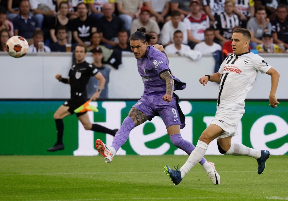 Liverpool áp đảo sau tiếng còi khai cuộc. Liverpool áp đảo sau tiếng còi khai cuộc.