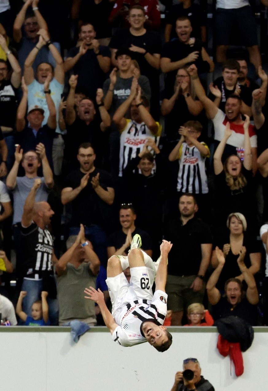 Màn ăn mừng theo điệu santo của cầu thủ LASK. Màn ăn mừng theo điệu santo của cầu thủ LASK.