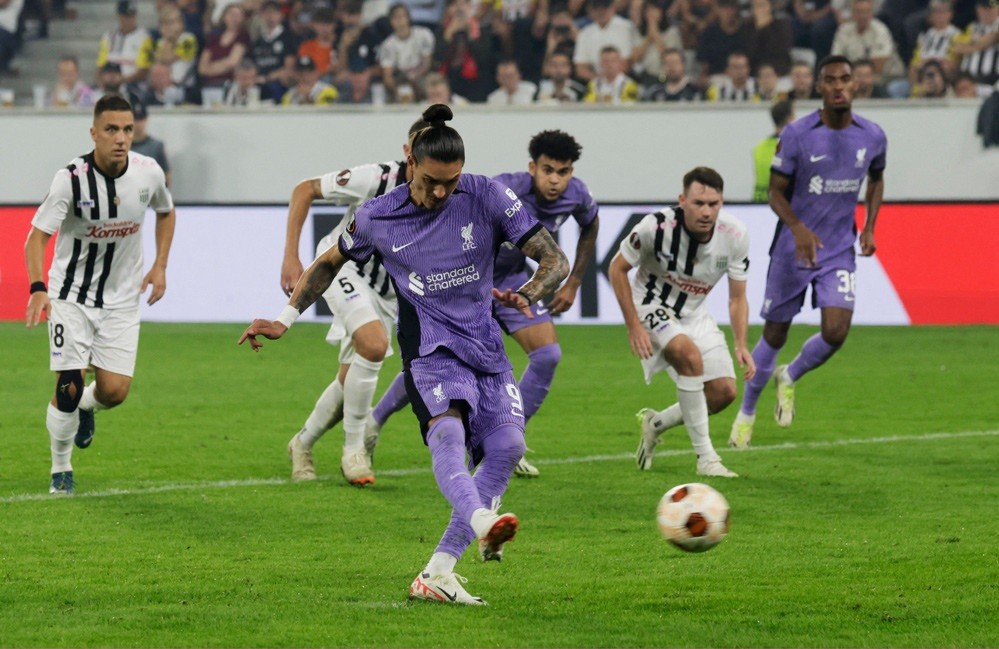 Mãi sang hiệp 2, Liverpool mới tìm được bàn gỡ nhờ công Darwin Nunez trên chấm 11m. Mãi sang hiệp 2, Liverpool mới tìm được bàn gỡ nhờ công Darwin Nunez trên chấm 11m.