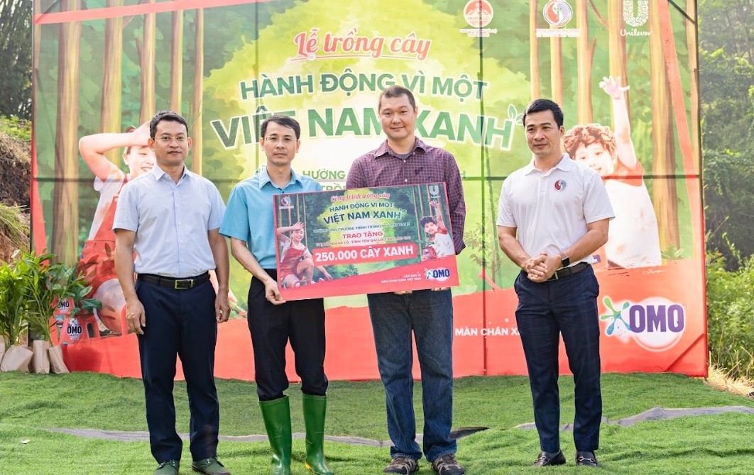 Trao tặng 250.000 cây xanh cho 2 tỉnh Yên Bái và Lào Cai, tiếp nối 'Hành động vì một Việt Nam xanh' Trao tặng 250.000 cây xanh cho 2 tỉnh Yên Bái và Lào Cai, tiếp nối 'Hành động vì một Việt Nam xanh'