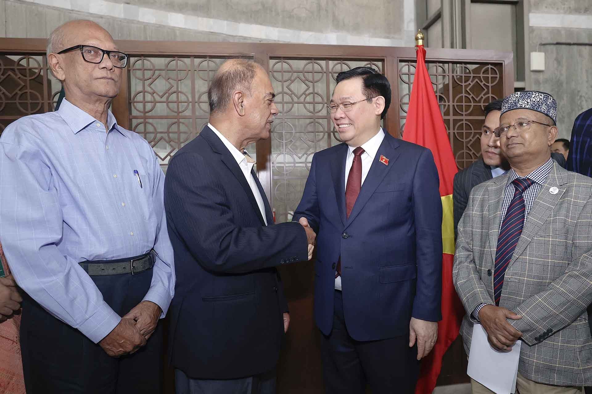 Chủ tịch Quốc hội Vương Đình Huệ tiếp Chủ nhiệm Uỷ ban Đối ngoại Quốc hội Bangladesh Muhammad Faruk Khan. (Nguồn: TTXVN)