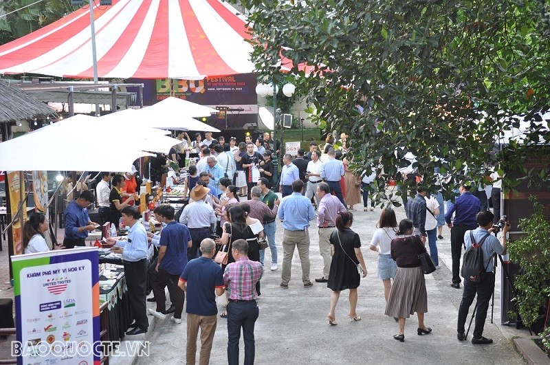 (09.22) Toàn cảnh Lễ hội tiệc nướng Mỹ vị Hoa Kỳ chiều tối ngày 22/9. (Ảnh: Minh Quân)