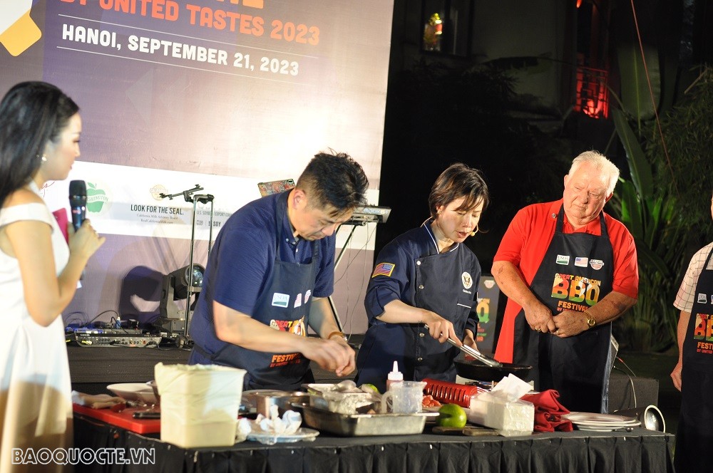 (09.22) Quán quân Master Chef Mỹ, đầu bếp gốc Việt Christine Hà với món bít tết đầu thăn ngoại Texas, sốt barbeque và salad bưởi. (Ảnh: Minh Quân)